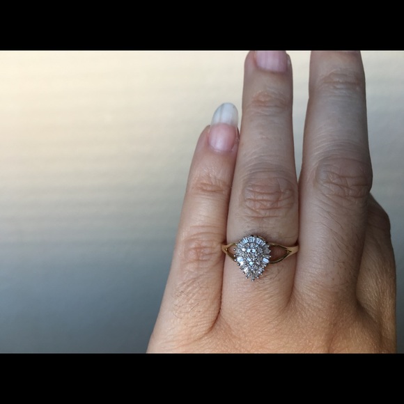 🎉Sale 10KT Yellow Gold Diamond Ring Size: 7 - Picture 3 of 5